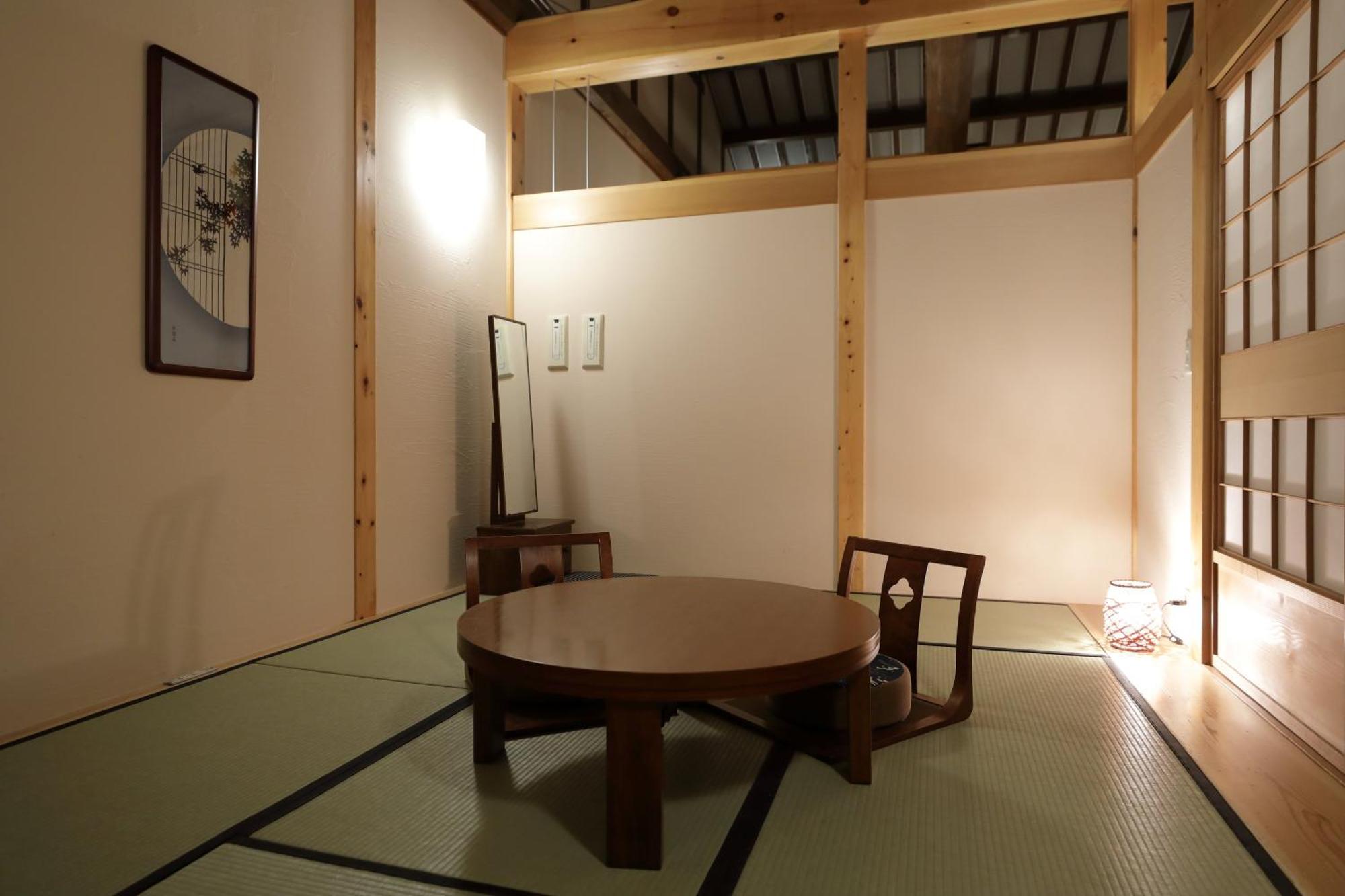 ريوكان مياما أوان تاكاياما المظهر الخارجي الصورة A traditional Japanese room with a table and a chair