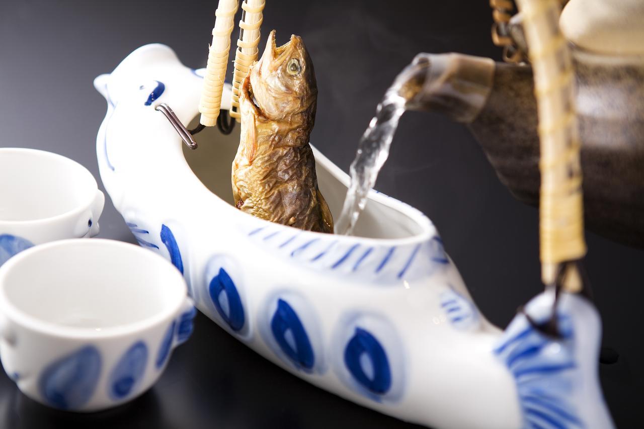 ريوكان مياما أوان تاكاياما المظهر الخارجي الصورة A porcelain sake set