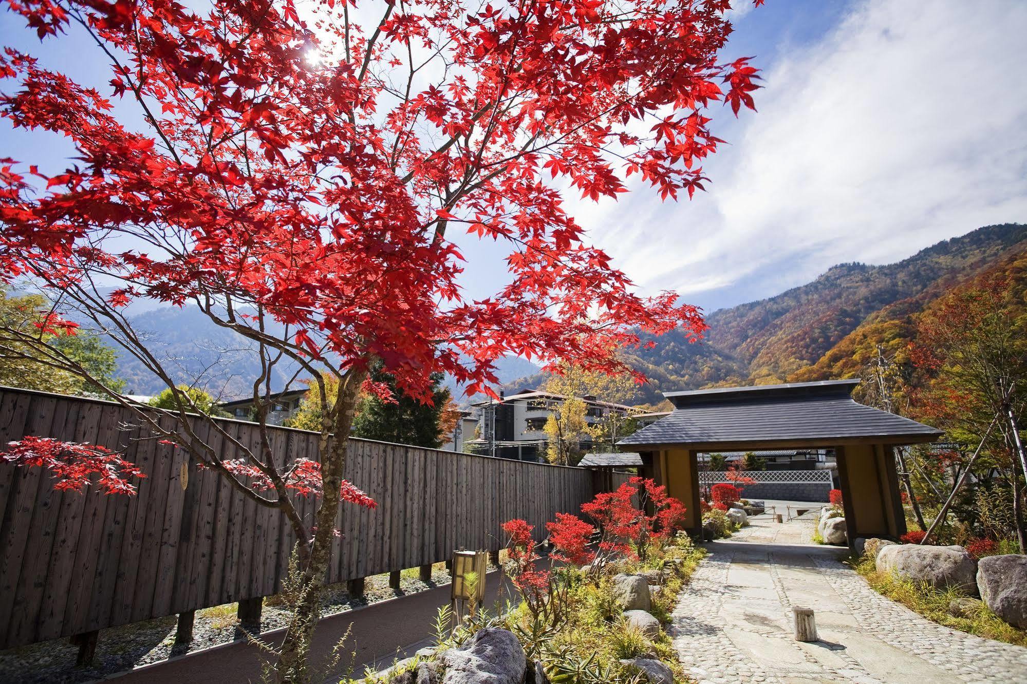 ريوكان مياما أوان تاكاياما المظهر الخارجي الصورة Autumn colours at the hot spring resort of Ōwakudani